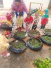 Cho trẻ trải nghiệm tưới nước cho chậu hoa, cây cảnh
