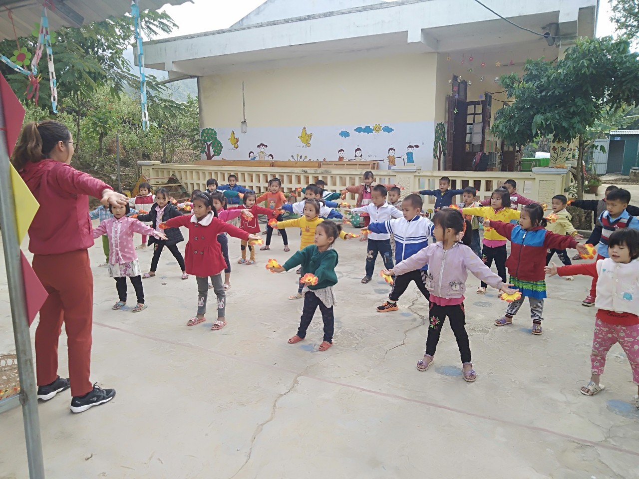 Hoạt động thể dục tại lớp bản lại -Trường Mầm non Luân Giói