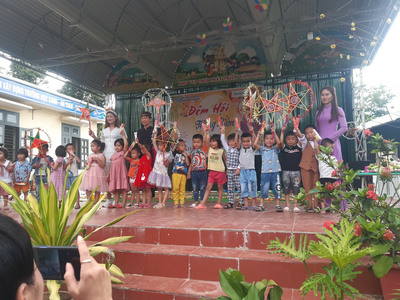 Lễ hội "Vui hội trăng rằm" của các bé trường Mầm non Luân Giói
